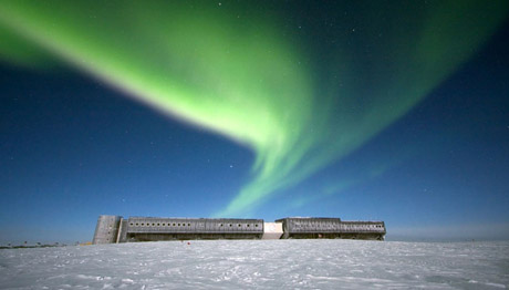Base Amundsen-Scott, localizada no Polo Sul e mantida pelos Estados Unidos, aguenta temperaturas abaixo de – 100º C e é a maior instalada no interior da Antártica